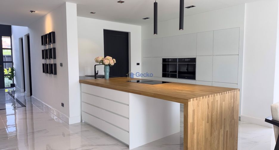 For sale 4 bedrooms house in Bang Lamung, Chonburi
