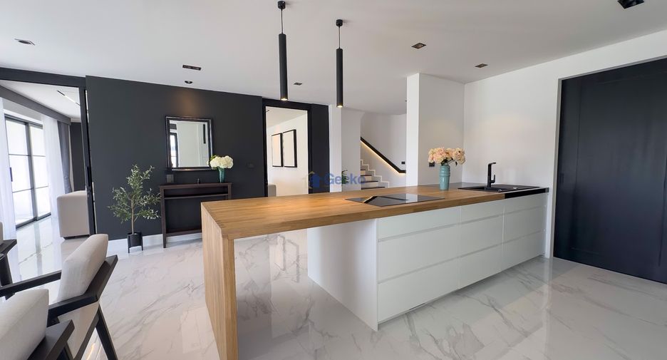 For sale 4 bedrooms house in Bang Lamung, Chonburi