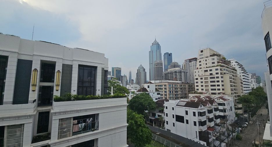 For sale 1 bed condo in Khlong Toei, Bangkok