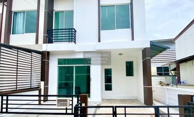 Casa adosada en venta de 4 habitaciones en Bang Khun Thian, Bangkok