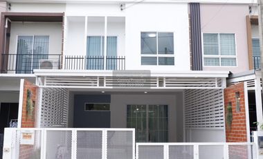 Casa adosada en venta de 3 habitaciones en Thanyaburi, Pathum Thani