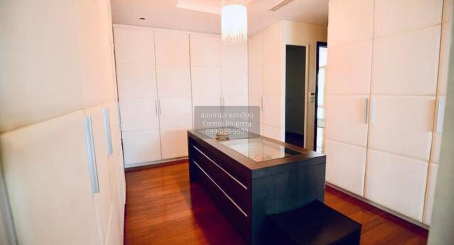 For sale 5 bedrooms house in Bang Kapi, Bangkok