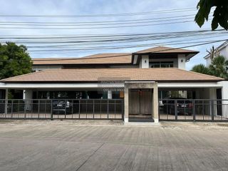 For sale 5 bedrooms house in Bang Kapi, Bangkok
