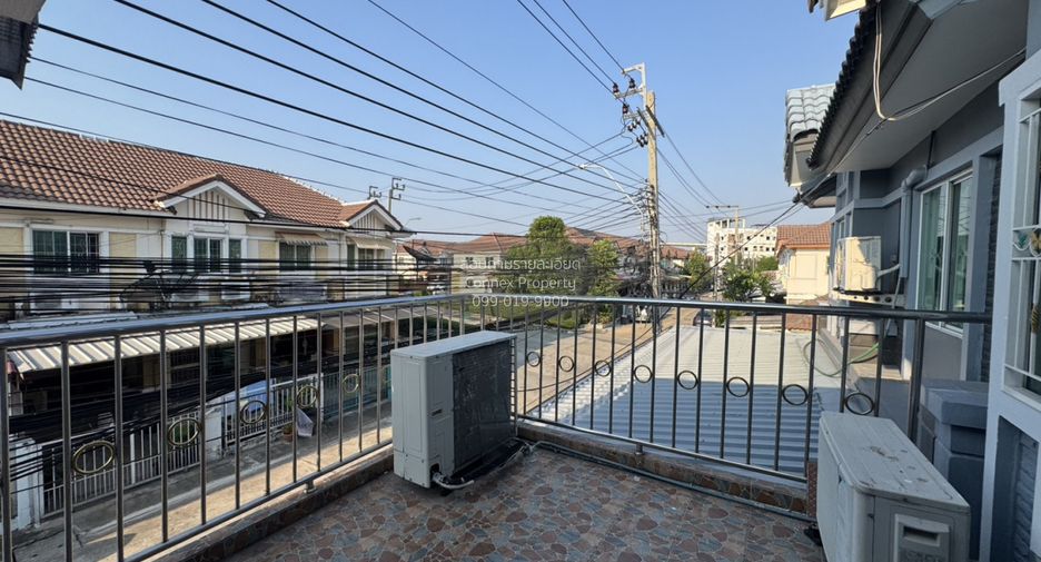 À vendre 3 chambres maison de ville à Bang Khun Thian, Bangkok