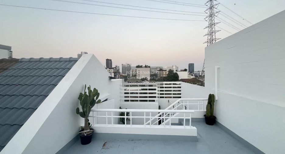 For rent 6 bedrooms villa in Din Daeng, Bangkok