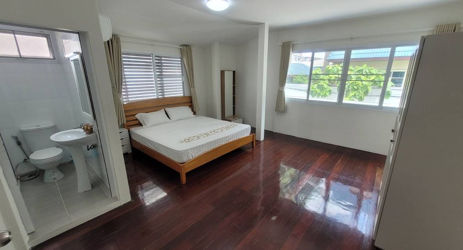 For rent 3 bedrooms house in Khlong Toei, Bangkok