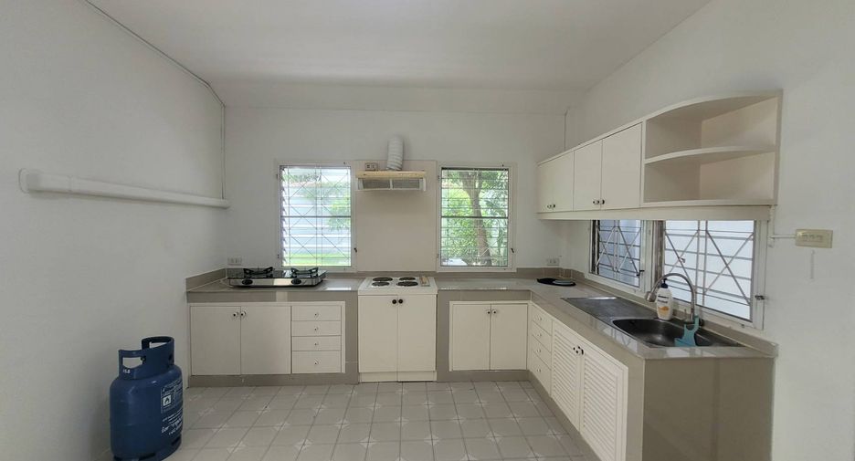 For rent 3 bedrooms house in Khlong Toei, Bangkok