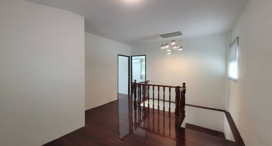 For rent 3 bedrooms house in Khlong Toei, Bangkok