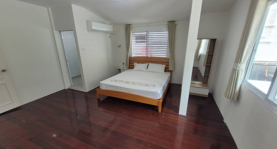 For rent 3 bedrooms house in Khlong Toei, Bangkok