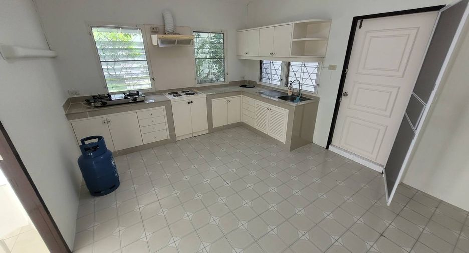 For rent 3 bedrooms house in Khlong Toei, Bangkok