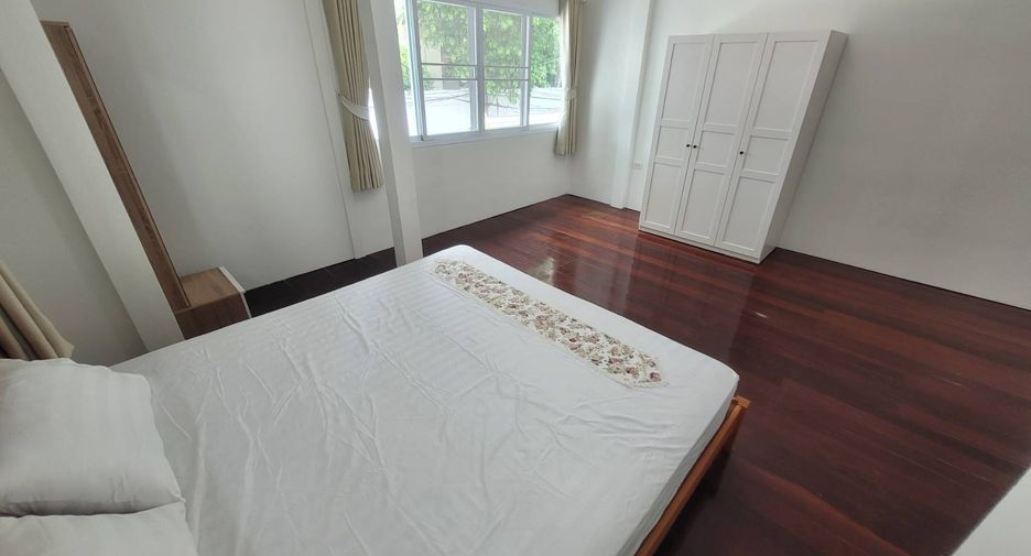 For rent 3 bedrooms house in Khlong Toei, Bangkok
