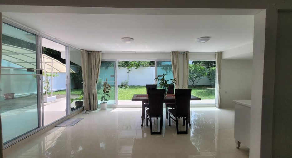 For rent 3 bedrooms house in Khlong Toei, Bangkok
