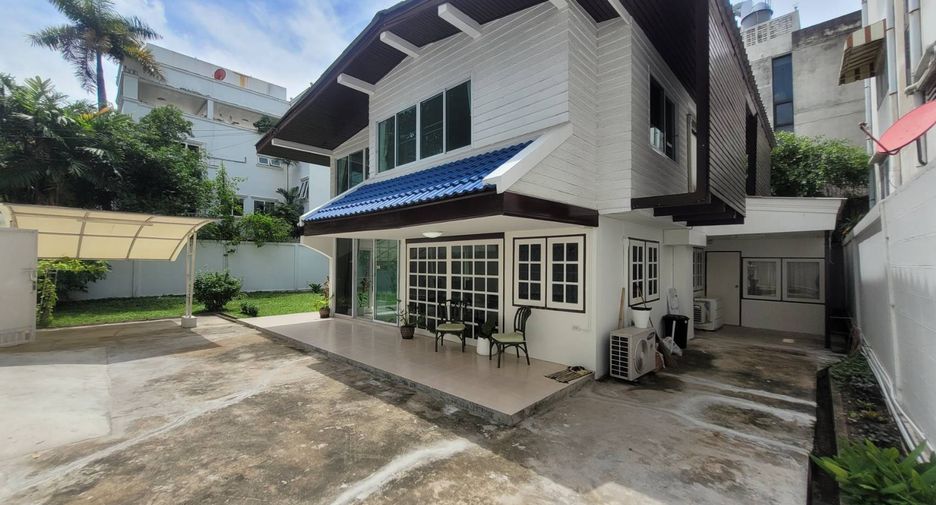 For rent 3 bedrooms house in Khlong Toei, Bangkok