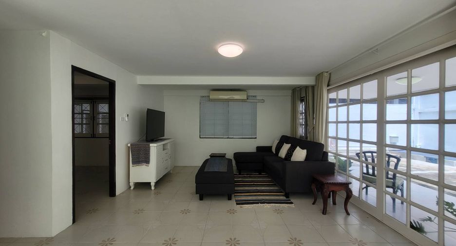 For rent 3 bedrooms house in Khlong Toei, Bangkok