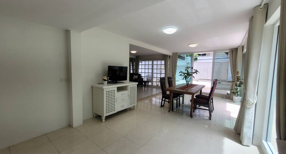 For rent 3 bedrooms house in Khlong Toei, Bangkok