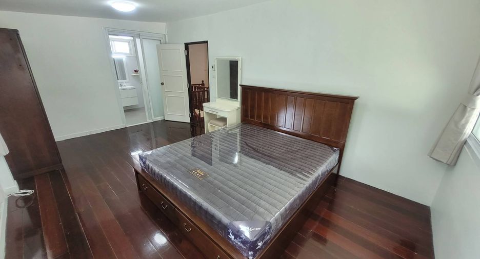 For rent 3 bedrooms house in Khlong Toei, Bangkok