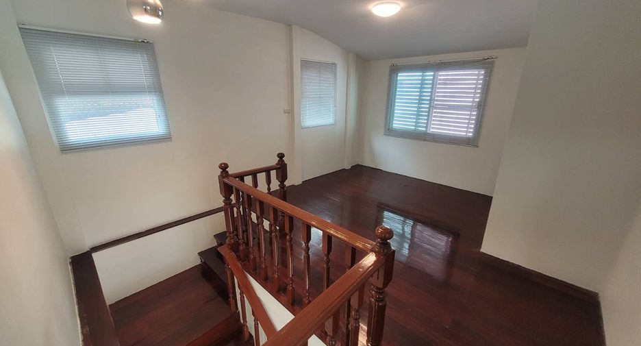 For rent 3 bedrooms house in Khlong Toei, Bangkok