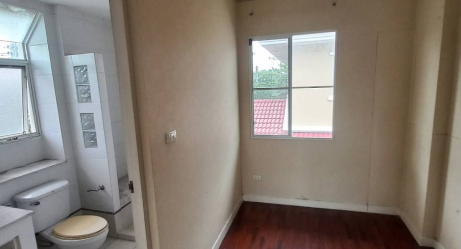 Haus zum Kauf mit 3 Zimmer in Thanyaburi, Pathum Thani