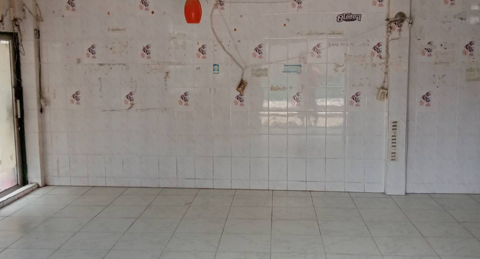 Casa adosada en venta de 3 habitaciones en Phra Samut Chedi, Samut Prakan