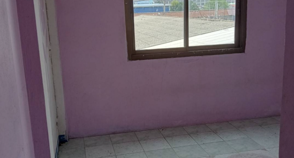 Casa adosada en venta de 3 habitaciones en Phra Samut Chedi, Samut Prakan