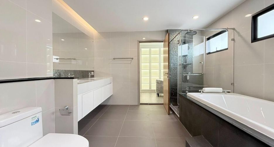 For sale 5 bedrooms house in Khan Na Yao, Bangkok