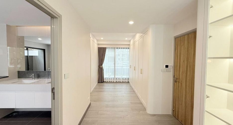 For sale 5 bedrooms house in Khan Na Yao, Bangkok