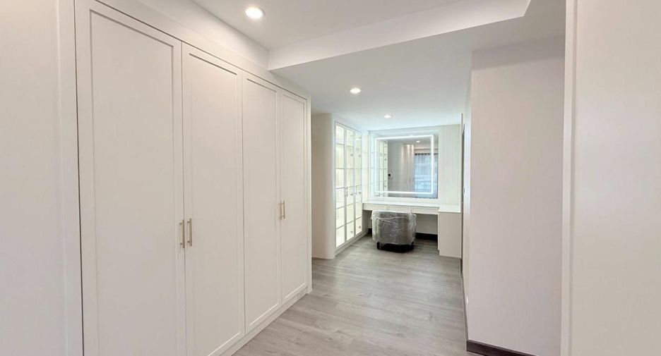 For sale 5 bedrooms house in Khan Na Yao, Bangkok