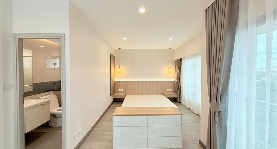 For sale 5 bedrooms house in Khan Na Yao, Bangkok