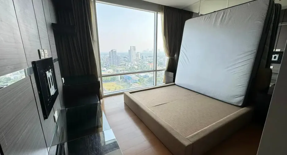 For sale 3 bedrooms condo in Khlong Toei, Bangkok
