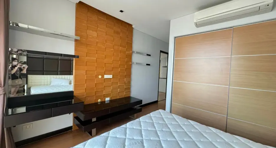 For sale 3 bedrooms condo in Khlong Toei, Bangkok