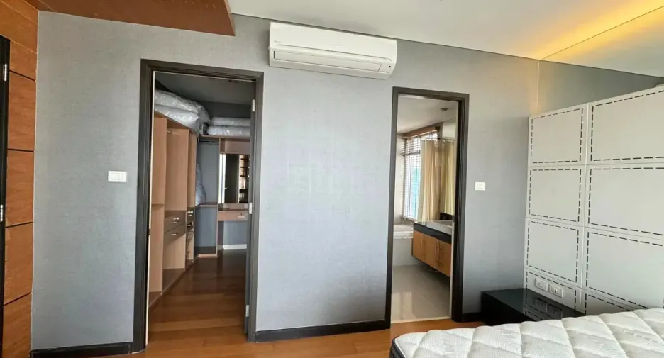 For sale 3 bedrooms condo in Khlong Toei, Bangkok