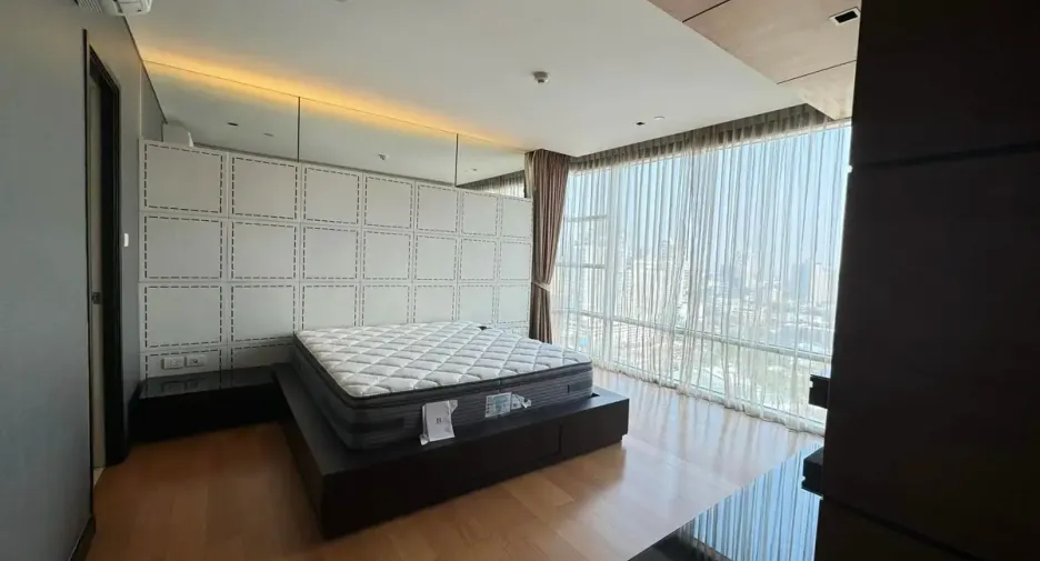 For sale 3 bedrooms condo in Khlong Toei, Bangkok