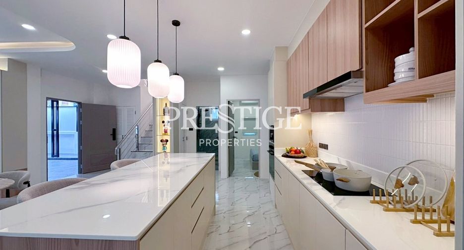 For sale 4 bedrooms house in East Pattaya, Pattaya