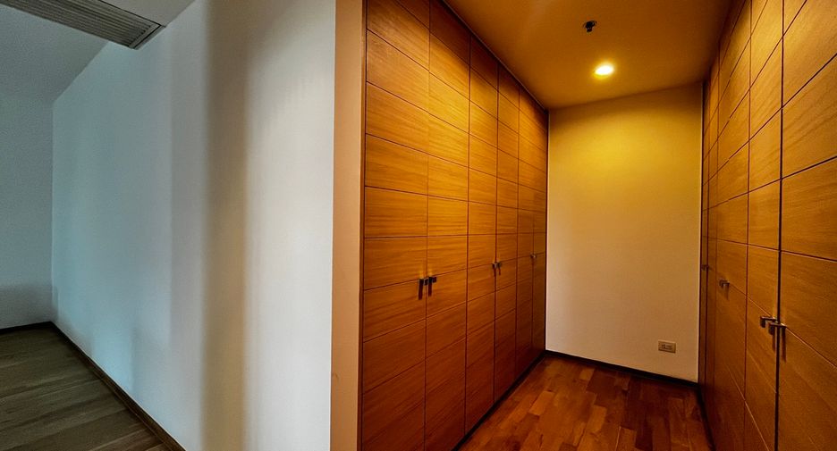 For sale 3 ベッドルーム condo in Sathon, Bangkok