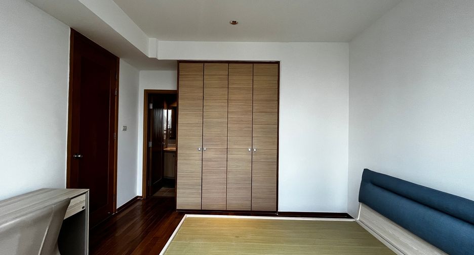 For sale 3 ベッドルーム condo in Sathon, Bangkok