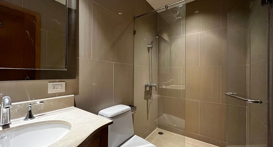 For sale 3 ベッドルーム condo in Sathon, Bangkok