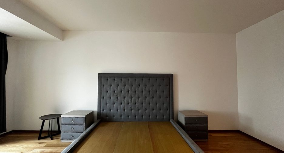 For sale 3 ベッドルーム condo in Sathon, Bangkok