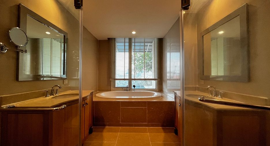 For sale 3 ベッドルーム condo in Sathon, Bangkok