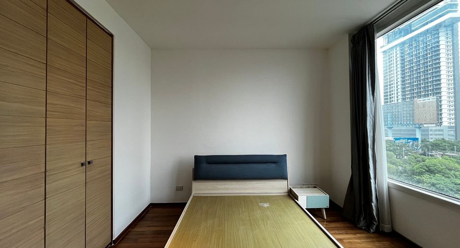For sale 3 ベッドルーム condo in Sathon, Bangkok
