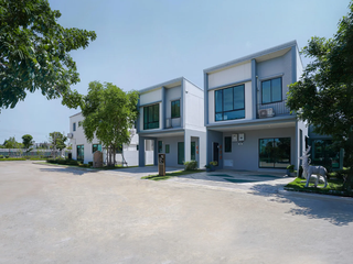 For sale 3 bedrooms townhouse in Khan Na Yao, Bangkok