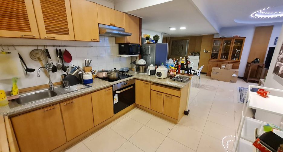 For rent 3 bedrooms condo in Sathon, Bangkok