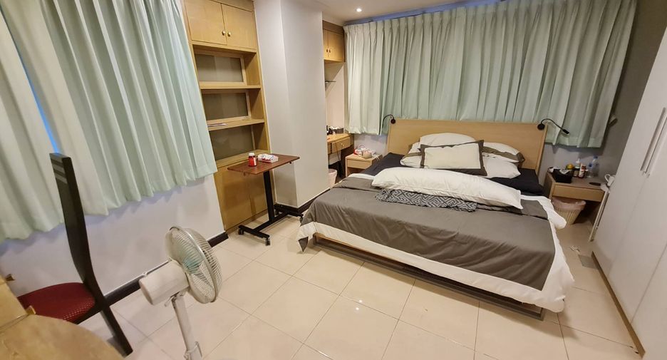 For rent 3 bedrooms condo in Sathon, Bangkok