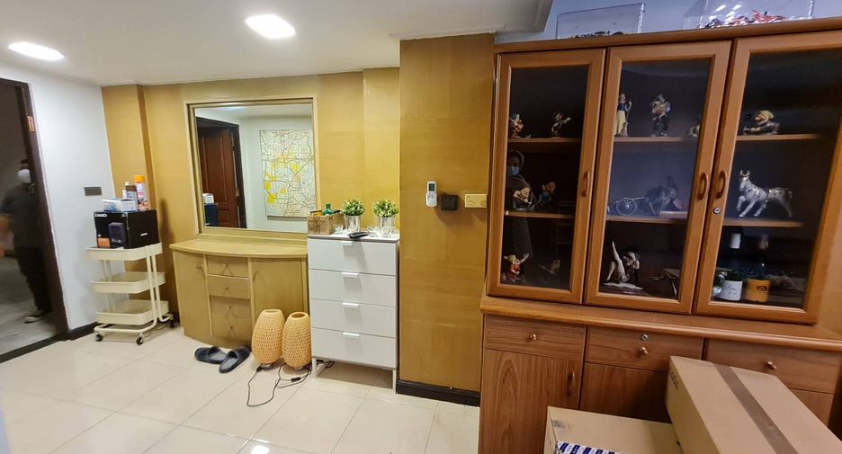 For rent 3 bedrooms condo in Sathon, Bangkok
