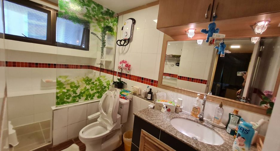 For rent 3 bedrooms condo in Sathon, Bangkok
