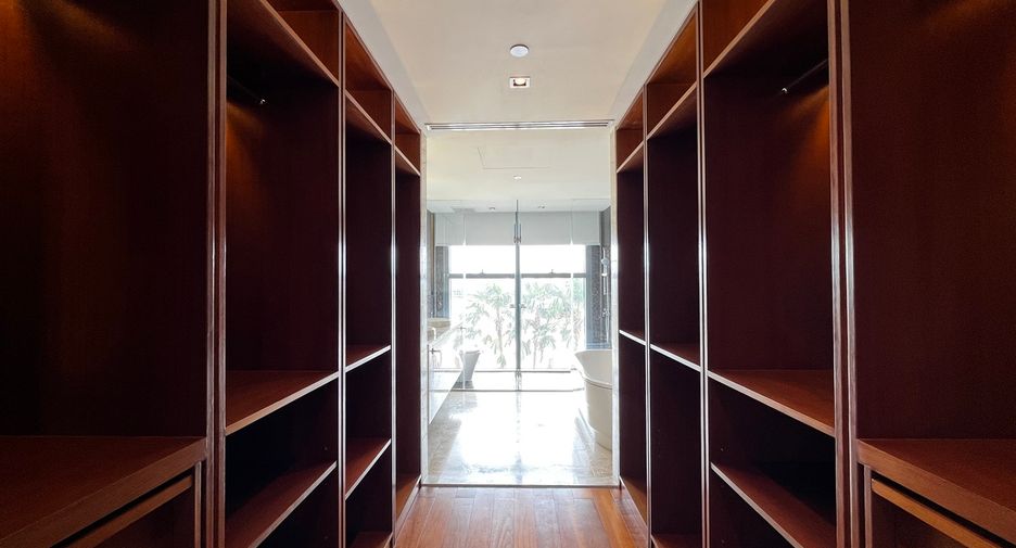 Condo en venta de 3 habitaciones en Yan Nawa, Bangkok