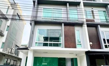 For sale 4 bedrooms townhouse in Wang Thonglang, Bangkok