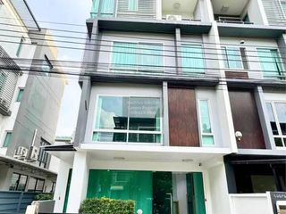 出售 4 卧室 联排别墅 在 Wang Thong Lang, 曼谷