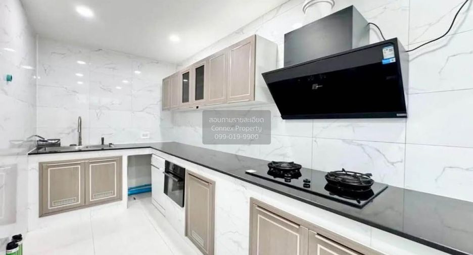 For sale 4 bedrooms townhouse in Wang Thonglang, Bangkok