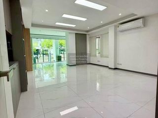 出售 4 卧室 联排别墅 在 Wang Thong Lang, 曼谷