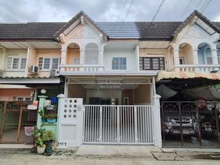 À vendre 3 chambres maison de ville à Khlong Sam Wa, Bangkok